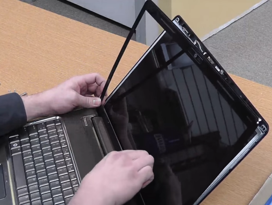 quy trình thay màn hình máy tính laptop